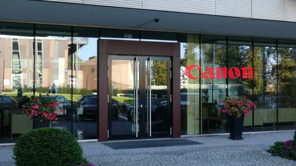 Glazen gevel van een modern kantoorgebouw met Canon Inc. logo. Redactioneel 3D-rendering — Stockfoto