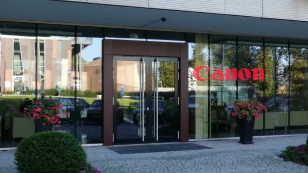 Fachada de vidrio de un moderno edificio de oficinas con el logotipo de Canon Inc.. Representación Editorial 3D — Vídeos de Stock