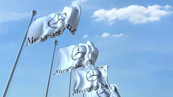 Vajande flaggor med Mercedes-Benz logo mot himlen, redaktionella 3d-rendering — Stockfoto