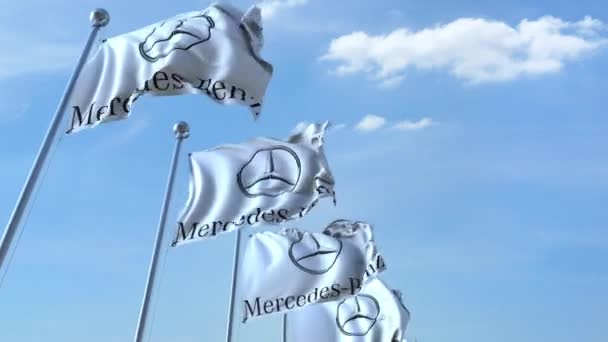 Vlající vlajky s logem Mercedes-Benz proti obloze, bezešvé smyčka. 4 k redakční animace — Stock video