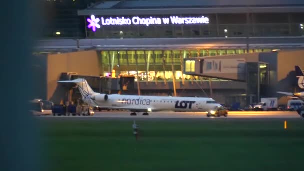 Warschau, Polen - 14. September 2017. nordica lot polnische Fluggesellschaften kommerzielle Flugzeuge rollen auf dem Flughafen in der Nacht — Stockvideo