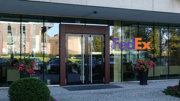 Fachada de cristal de un moderno edificio de oficinas con logotipo de FedEx. Representación Editorial 3D — Foto de Stock