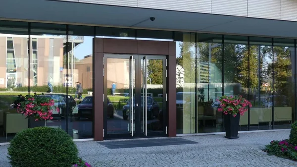 Oficina moderna o puerta de edificio residencial que refleja la calle — Foto de Stock