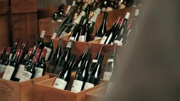 PARIS, FRANCIA - 7 DE OCTUBRE DE 2017. Cajas de madera con botellas tradicionales de vino tinto en una tienda local — Vídeos de Stock