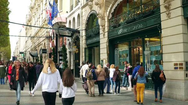パリ, フランス - 2017 年 10 月 7 日。混雑したシャンゼリゼ通り歩道と店舗に沿って歩く — ストック写真