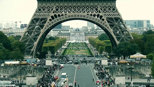 Drukke plaats in de buurt van de Eiffel toren base en de Champ de Mars in Parijs, Frankrijk — Stockfoto