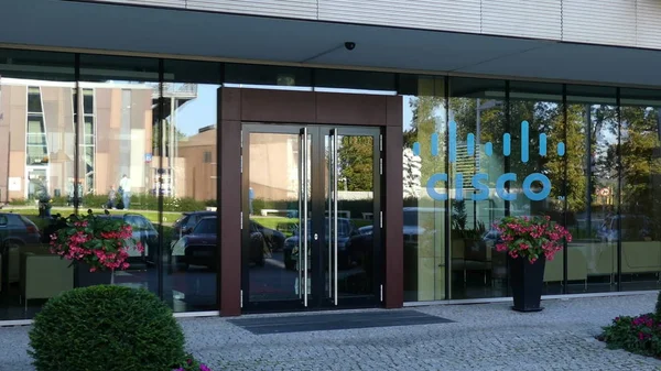 Fachada de cristal de un moderno edificio de oficinas con logotipo de Cisco Systems. Representación Editorial 3D — Foto de Stock