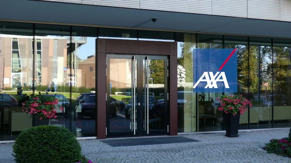 Fachada de cristal de un moderno edificio de oficinas con logo AXA. Representación Editorial 3D — Foto de Stock