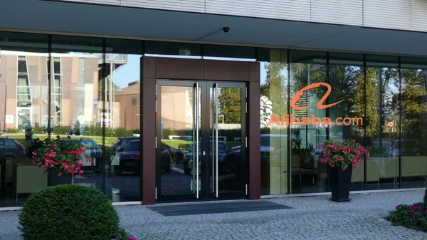 현대 사무실 Alibaba.com 로고와 함께 건물의 유리 외관 사설 3 차원 렌더링 — 스톡 사진
