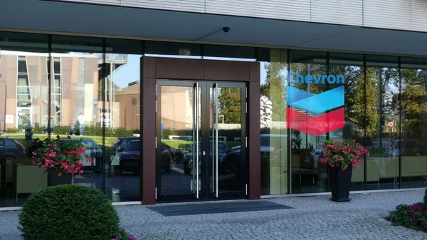 Fachada de cristal de un moderno edificio de oficinas con el logotipo de Chevron Corporation. Representación Editorial 3D — Foto de Stock