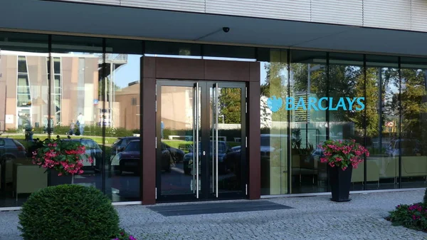 Fachada de cristal de un moderno edificio de oficinas con logo Barclays. Representación Editorial 3D — Foto de Stock