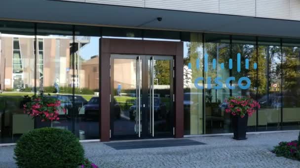 Glazen gevel van een modern kantoorgebouw met Cisco Systems logo. Redactioneel 3D-rendering — Stockvideo