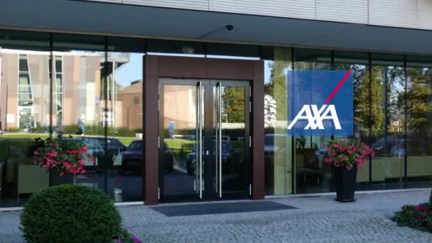 Fachada de cristal de un moderno edificio de oficinas con logo AXA. Representación Editorial 3D — Vídeos de Stock