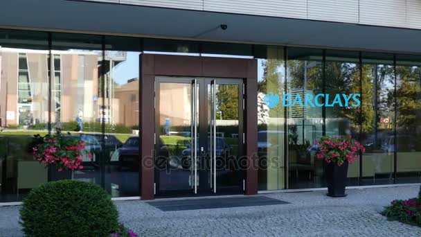 Façade en verre d'un immeuble de bureaux moderne avec logo Barclays. Editorial rendu 3D — Video