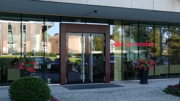 Glazen gevel van een modern kantoorgebouw met Santander was logo. Redactioneel 3D-rendering — Stockvideo