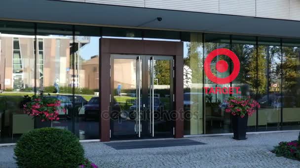 Fațada de sticlă a unei clădiri moderne de birouri cu logo-ul Target Corporation. Redarea editorială 3D — Videoclip de stoc