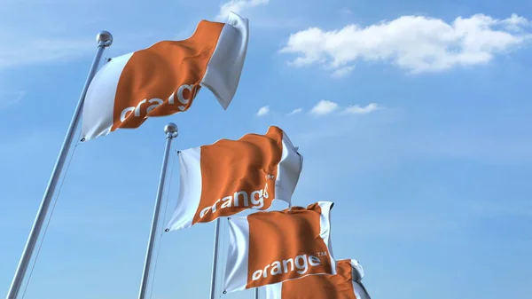 Bandiere sventolanti con logo arancione contro il cielo, rendering editoriale 3D — Foto Stock