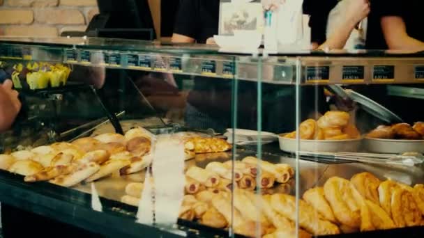 Fastfood bakelse stall i en turist plats — Stockvideo