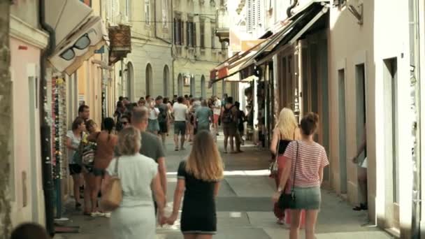 PULA, CROACIA - 4 de agosto de 2017. Calle turística abarrotada — Vídeo de stock