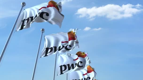 Размахивание флагами с логотипом PwC на фоне неба, бесшовная петля. Редакция 4K — стоковое видео