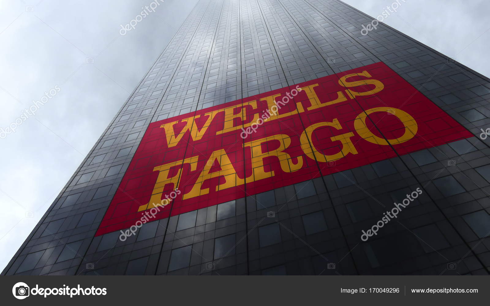 Logotipo de Wells Fargo en una fachada de rascacielos reflejando nubes