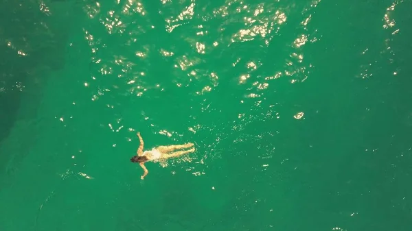 Vue aérienne de haut en bas d'une jeune femme nageant dans la mer — Photo