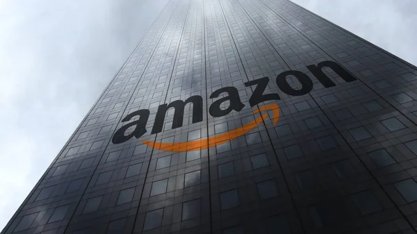 Logo Amazon.com pada fasad pencakar langit mencerminkan awan. Perenderan 3D Editorial — Stok Foto