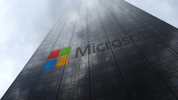 Bulutlar yansıtan bir gökdelenin cephe üzerinde Microsoft logo. Editoryal 3d render — Stok fotoğraf