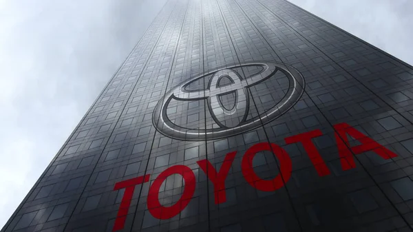 Toyota logosuna bulutlar yansıtan bir gökdelenin cephe. Editoryal 3d render — Stok fotoğraf