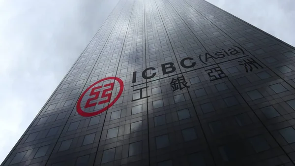Logo ICBC de la Banque industrielle et commerciale de Chine sur une façade de gratte-ciel reflétant les nuages. Editorial rendu 3D — Photo
