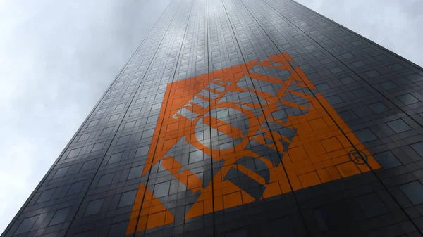 El logotipo de Home Depot en una fachada de rascacielos que refleja las nubes. Representación Editorial 3D — Foto de Stock