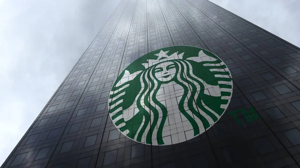 Logo de Starbucks en una fachada de rascacielos reflejando nubes. Representación Editorial 3D —  Fotos de Stock