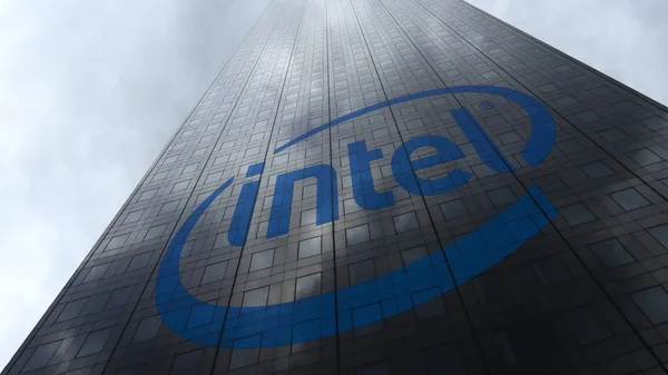 Logo de Intel Corporation en una fachada de rascacielos que refleja las nubes. Representación Editorial 3D — Foto de Stock