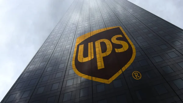 Об'єднана посилку послуги Ups логотип на хмарочос фасад дзеркальне відображення хмарах. Редакційні 3d-рендерінг — стокове фото