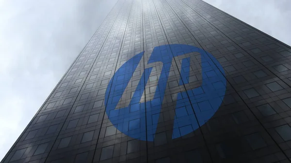 Logo de HP Inc. en una fachada de rascacielos reflejando nubes. Representación Editorial 3D —  Fotos de Stock