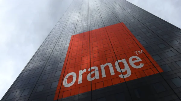 Oranžové logo S.A. na mrakodrap fasádu odrážející mraky. Úvodník 3d vykreslování — Stock fotografie