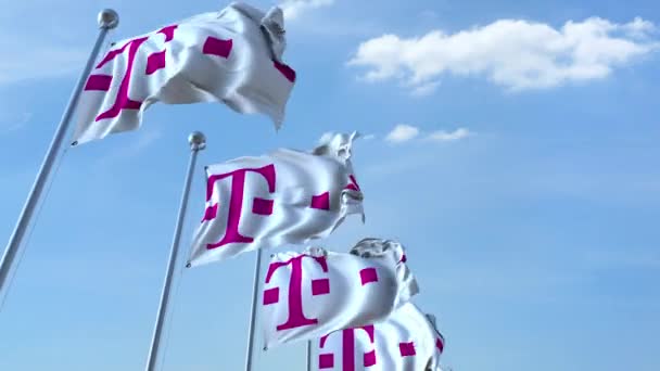 Ondeando banderas con el logotipo de T Telekom contra el cielo, lazo sin costuras. Animación editorial 4K — Vídeo de stock