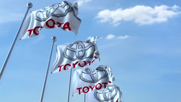 Ondeando banderas con el logotipo de Toyota contra el cielo, lazo sin costuras. Animación editorial 4K — Vídeos de Stock