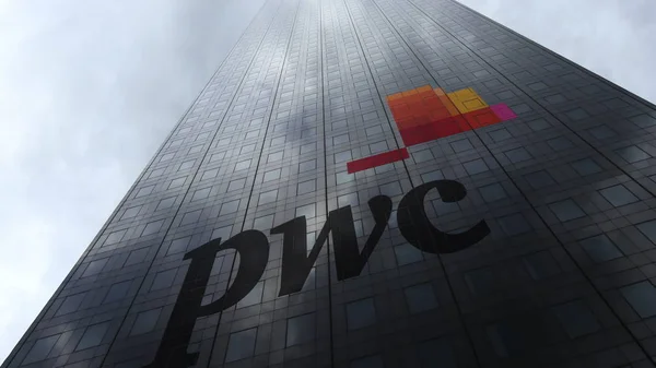 PricewaterhouseCoopers Pwc-logo op een gevel van de wolkenkrabber weerspiegeling van wolken. Redactioneel 3D-rendering — Stockfoto