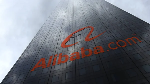 Alibaba.com-Logo auf einer Wolkenkratzer-Fassade, die Wolken reflektiert. redaktionelles 3D-Rendering — Stockfoto