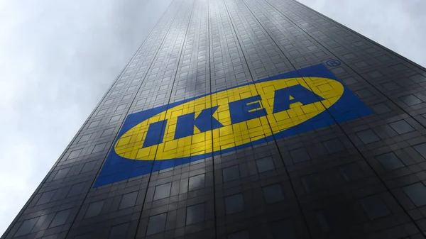 Logotipo Ikea em uma fachada de arranha-céus refletindo nuvens. Renderização 3D editorial — Fotografia de Stock