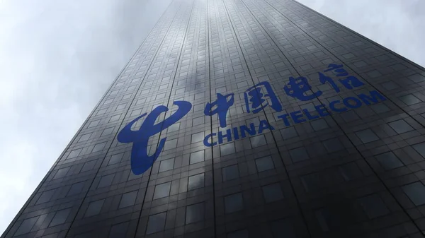 Логотип China Telecom на фасаде небоскреба, отражающем облака. Редакционная 3D рендеринг — стоковое фото