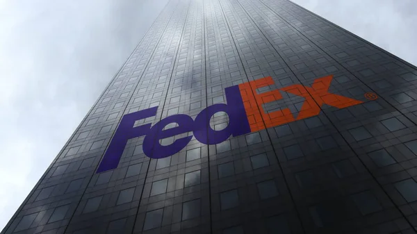 FedEx logó egy felhőkarcoló homlokzat felhők tükrözik. Szerkesztői 3d-leképezés — Stock Fotó