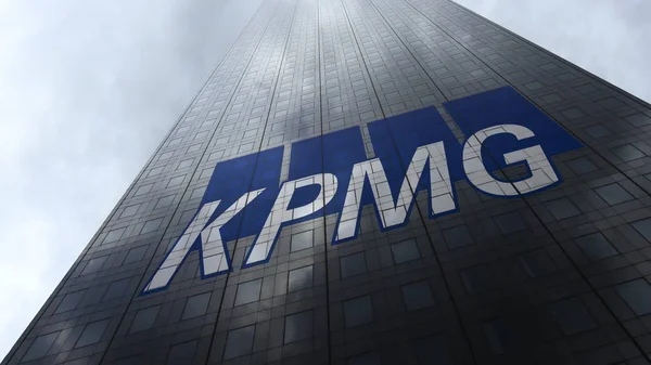 Logotipo de KPMG en una fachada de rascacielos reflejando nubes. Representación Editorial 3D — Foto de Stock
