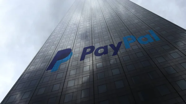 Logo PayPal na drapacz fasada odbijające chmury. Redakcji renderowania 3d — Zdjęcie stockowe