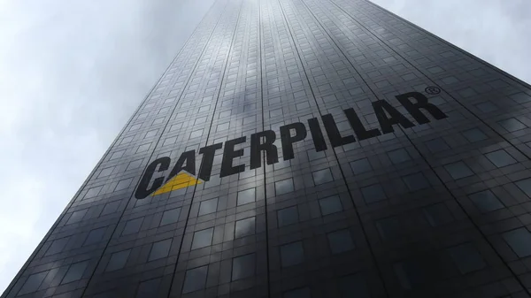 Logo de Caterpillar Inc. en una fachada de rascacielos que refleja las nubes. Representación Editorial 3D — Foto de Stock