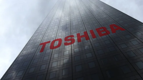 Logotipo da Toshiba Corporation em uma fachada de arranha-céus refletindo nuvens. Renderização 3D editorial — Fotografia de Stock