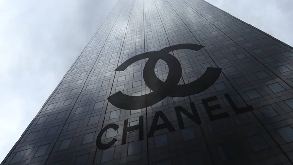 Logotipo da Chanel em uma fachada de arranha-céus refletindo nuvens. Renderização 3D editorial — Fotografia de Stock