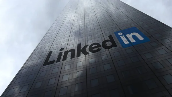 Logo de LinkedIn en una fachada de rascacielos que refleja las nubes. Representación Editorial 3D — Foto de Stock