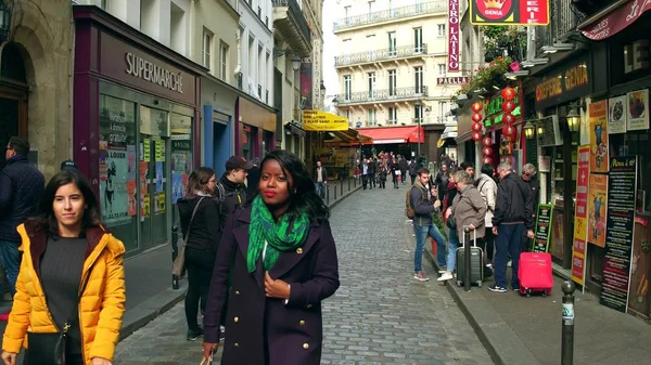 PARIS, FRANÇA - OUTUBRO 7, 2017. Caminhe ao longo da rue de la Harp parisiense, uma rua no Quartier Latin . — Fotografia de Stock